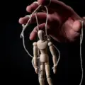 İlişkilerde Manipülasyon Nedir? Nasıl Anlaşılır?