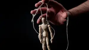 İlişkilerde Manipülasyon Nedir? Nasıl Anlaşılır?